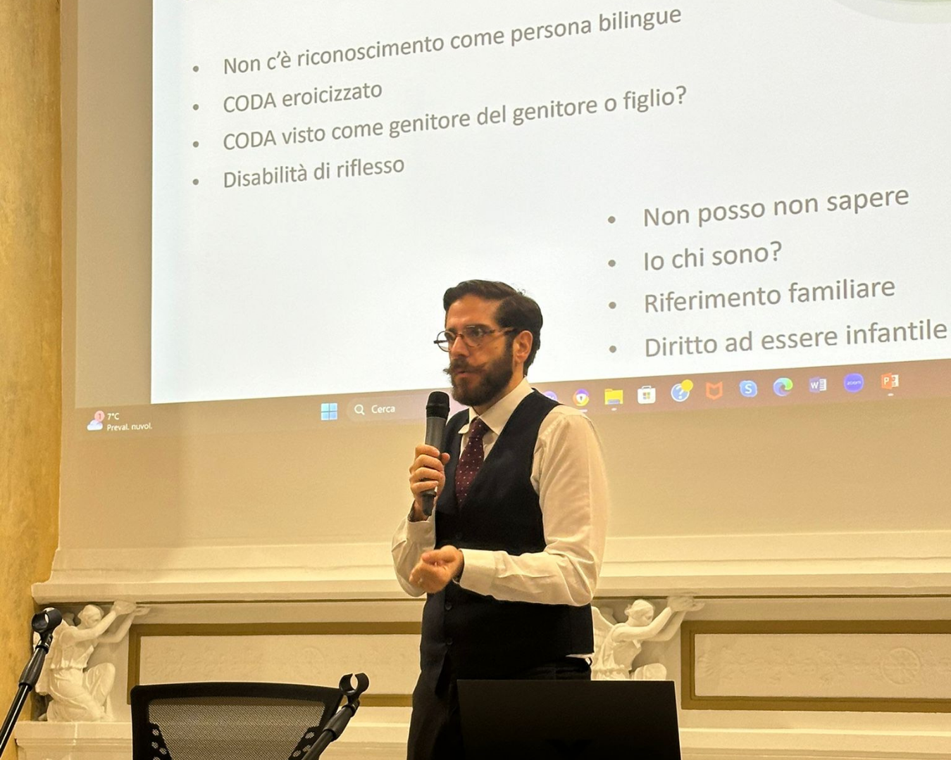 luca mentre parla a un seminario